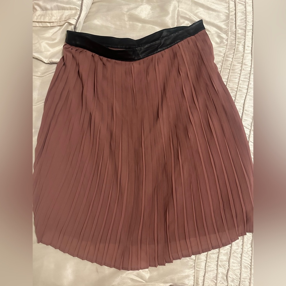 Pleated Skirt in Mauve with Black Waistband